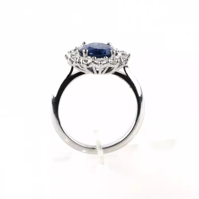 Gold ring with natural sapphire and diamonds 