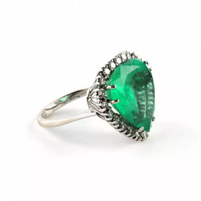 Ring with 18K emerald and diamonds. 