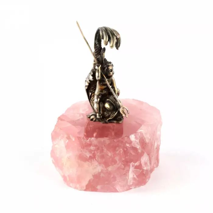 Miniature en argent sur quartz. Bebe - triton à la chasse. 