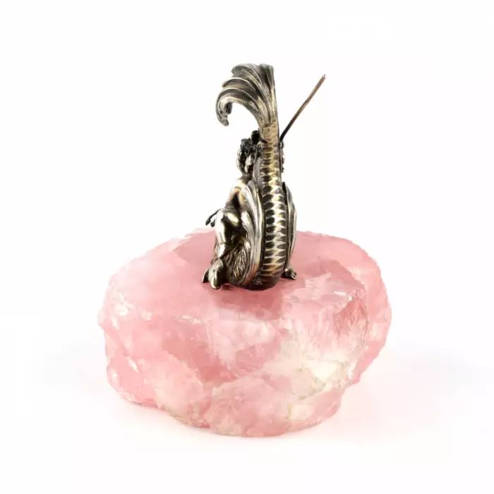 Серебряная миниатюра на кварце. Младенец - тритон на охоте.