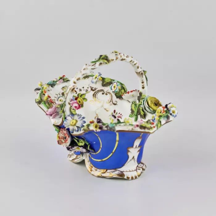 Vase-corbeille en porcelaine à fleurs moulurees. 