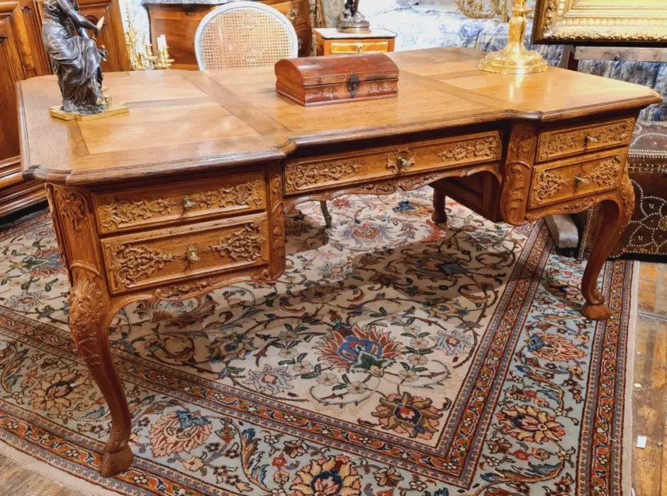 Table de bureau de style Régence, richement sculptée. 