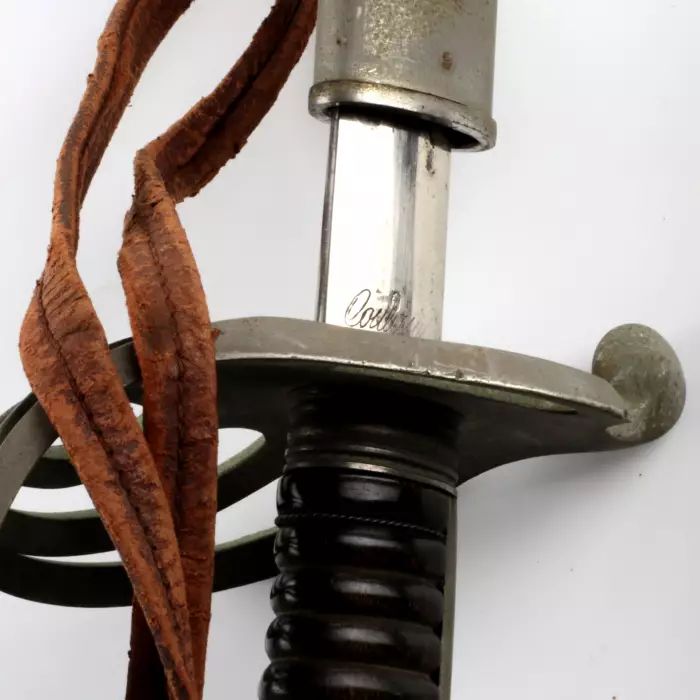 Épée en forme avec une poignée et un fourreau en acier. 