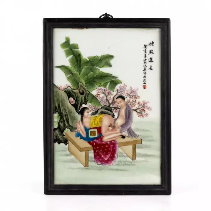Японский фарфоровый пласт с эротической сценой.