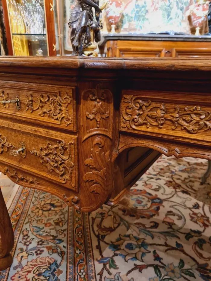 Regency stila biroja galds, bagātīgi grebts. 