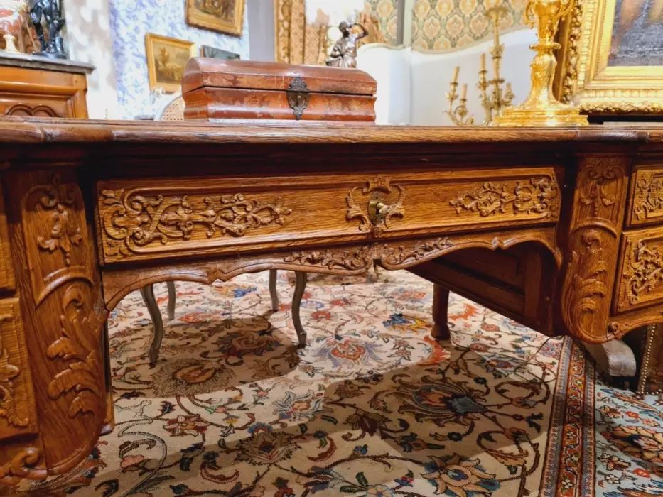 Regency stila biroja galds, bagātīgi grebts. 