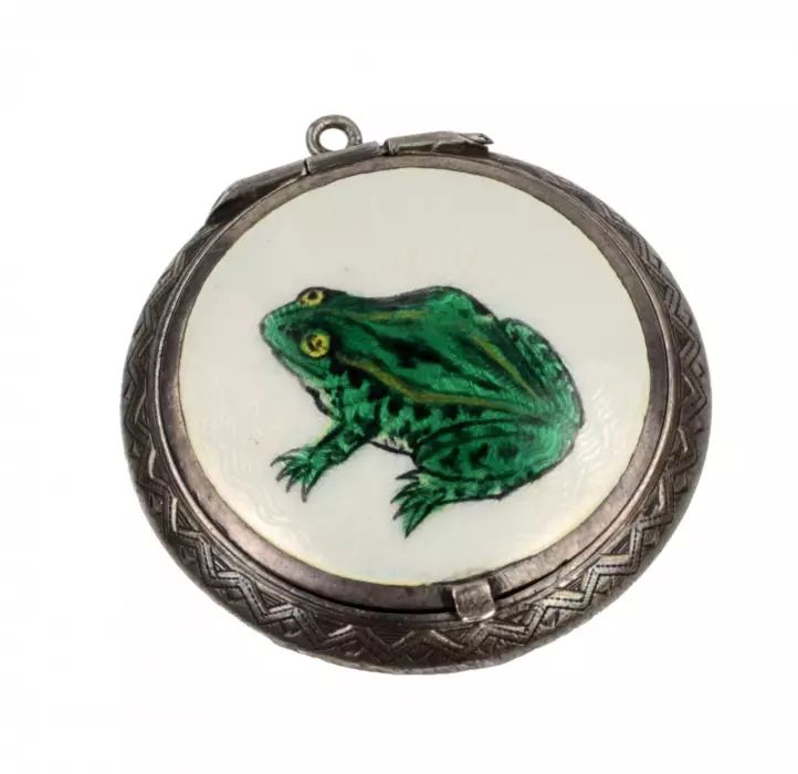 Boîte en argent russe avec une grenouille. 