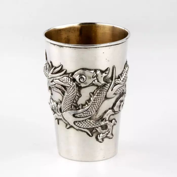 Verre chinois en argent avec un dragon. 