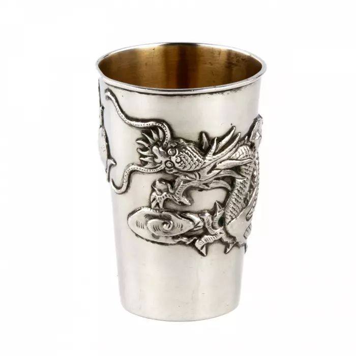 Китайский серебряный стакан с драконом.