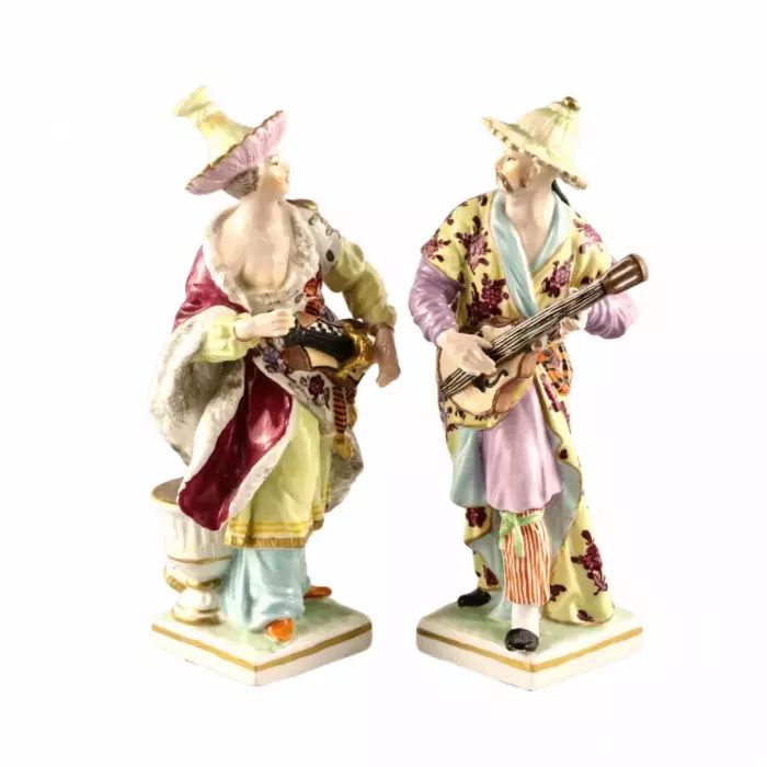 Une paire en porcelaine de Musiciens Chinois