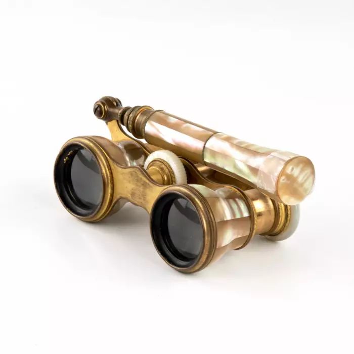 Theatrical binoculars on the handle, with mother-of-pearl. 