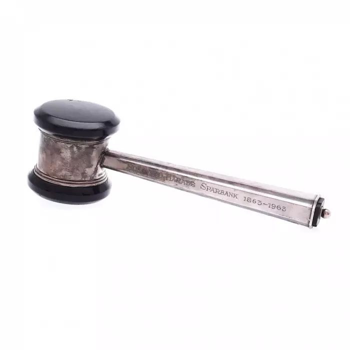 Marteau denchères en argent. 