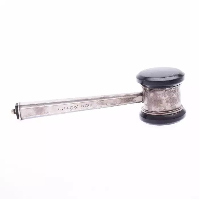 Marteau denchères en argent. 