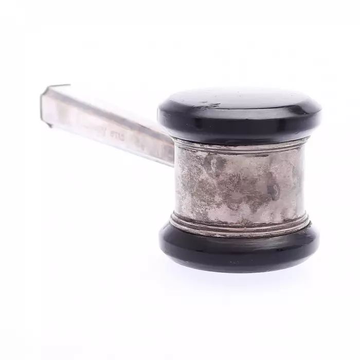 Marteau denchères en argent. 