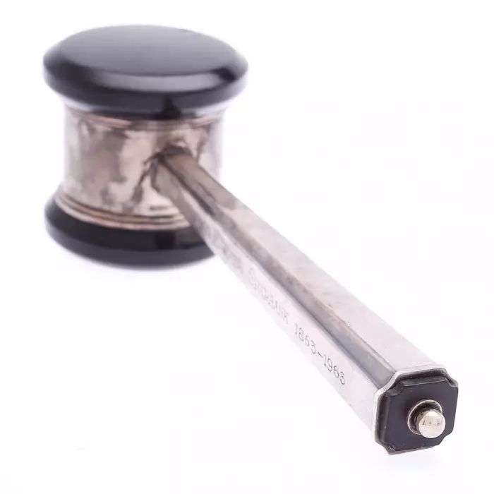Marteau denchères en argent. 