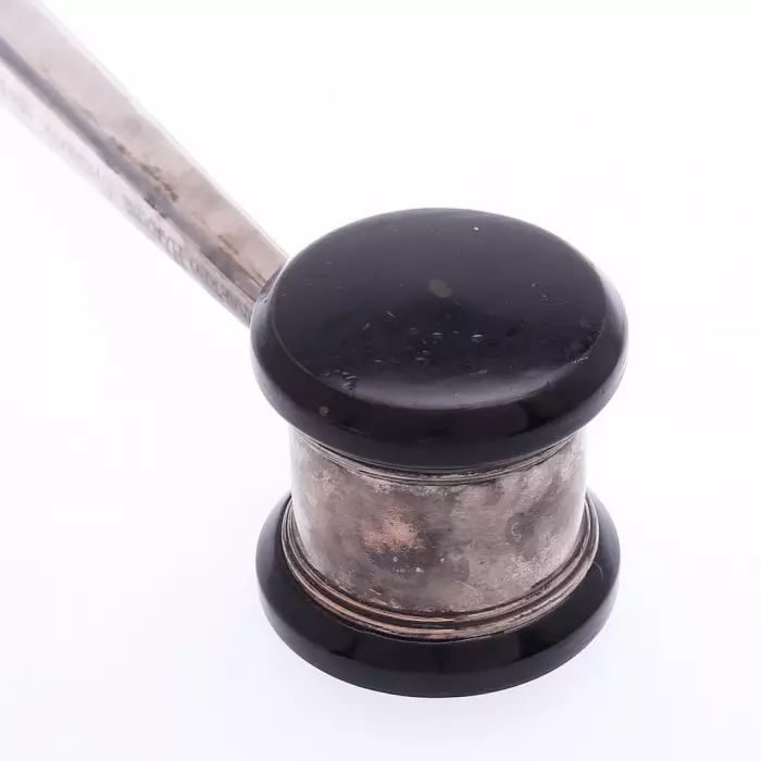 Marteau denchères en argent. 