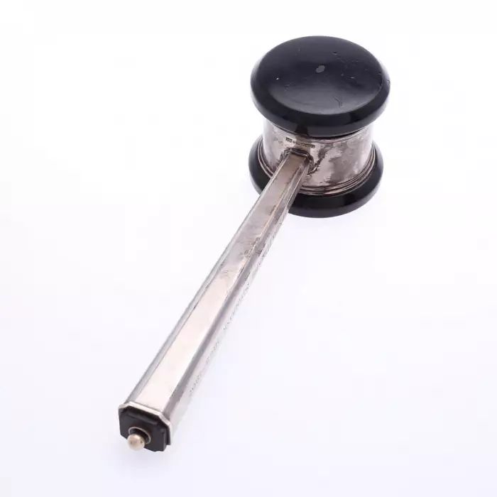 Marteau denchères en argent. 