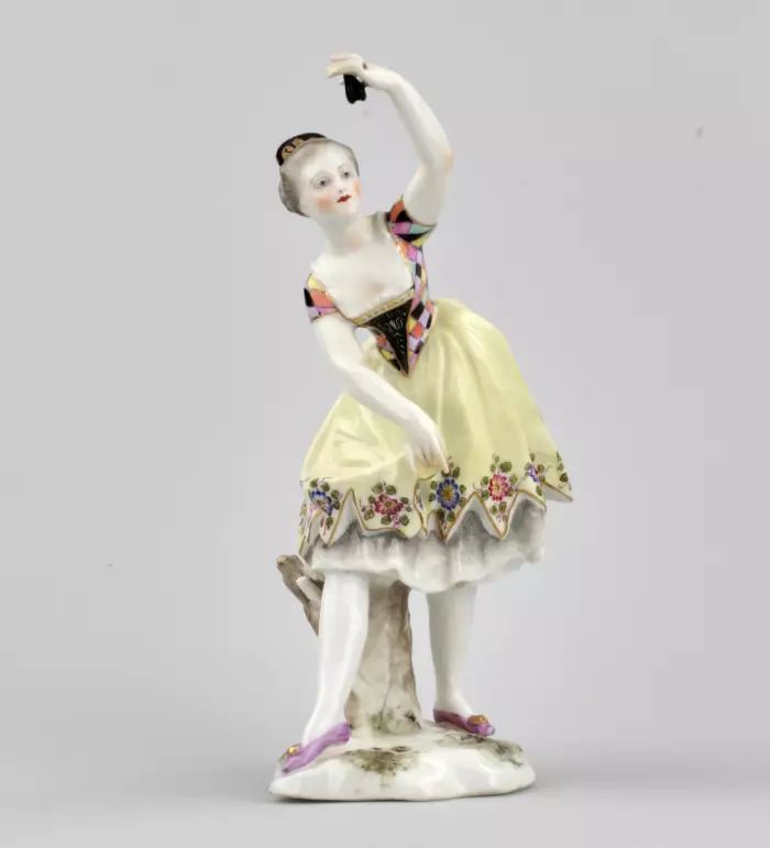 Figurine en porcelaine Danseuse aux castagnettes. 