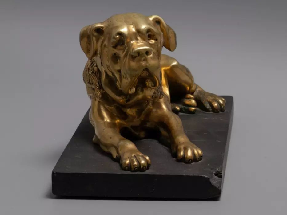 Figure - English mastiff dog, bronze on a stone stand. 19th century. 
