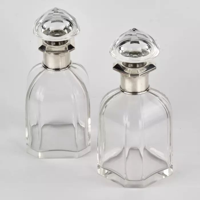 Une paire de carafes Art Deco. 