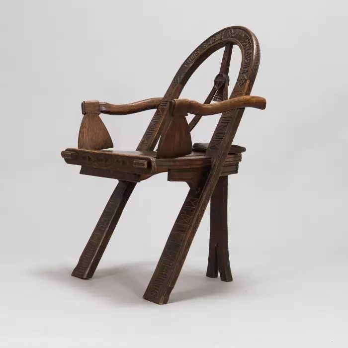 Chaise sculptee russe Arche, hache et gants d`après le croquis de V.P. Shutov. Russie, fin du XIXe siècle. 
