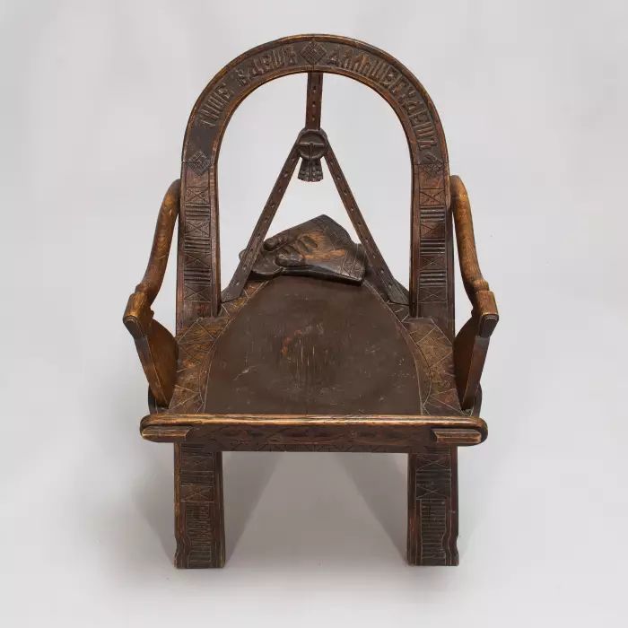 Chaise sculptee russe Arche, hache et gants d`après le croquis de V.P. Shutov. Russie, fin du XIXe siècle. 