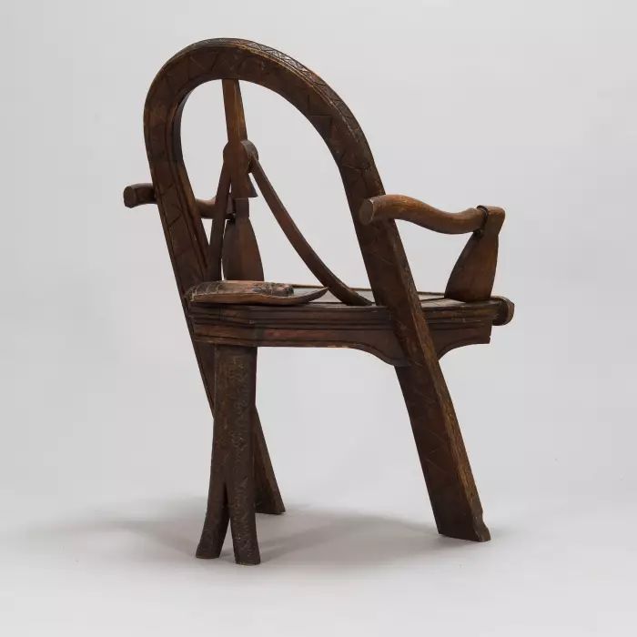 Krievu cirsts krēsls Arka, cirvis un cimdi pēc V.P. skices. Šutovs. Krievija, 19. gadsimta beigas. 