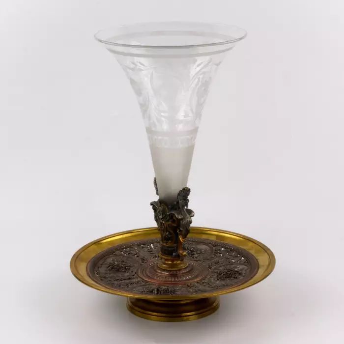 Vase-plat decoratif de salle à manger dans le goût Napoleon III. 