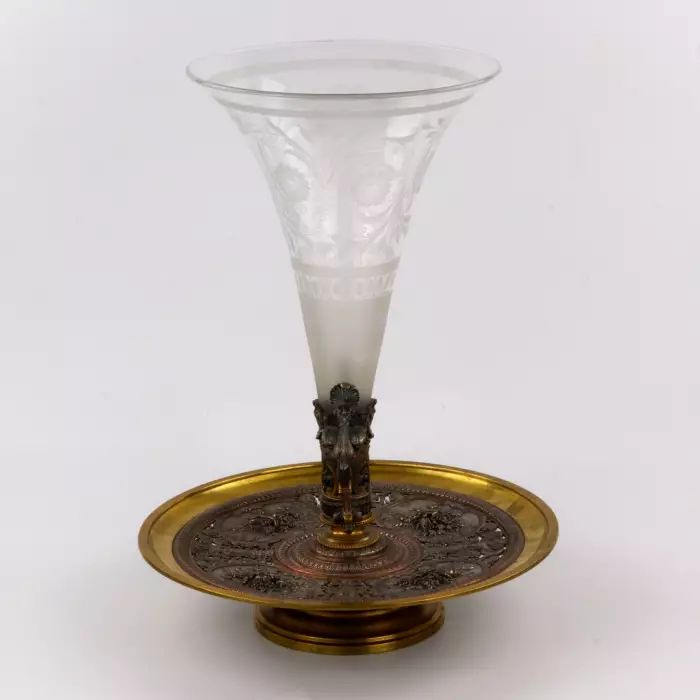 Vase-plat decoratif de salle à manger dans le goût Napoleon III. 