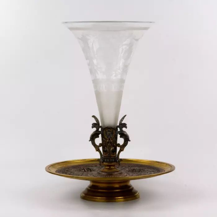 Vase-plat decoratif de salle à manger dans le goût Napoleon III. 