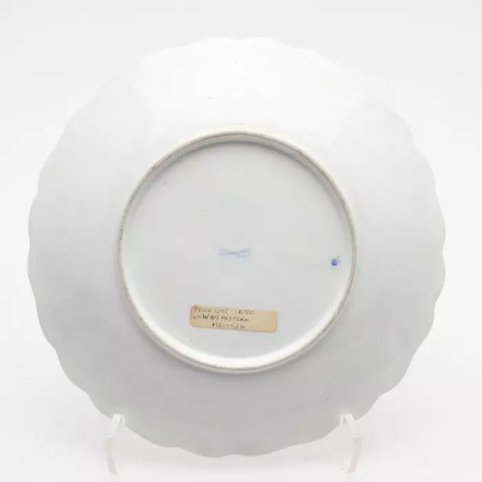 Un plat de la manufacture de Meissen du milieu du XIXe siècle. 