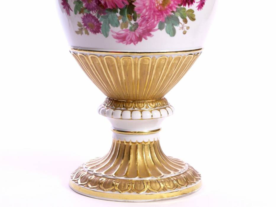 Large porcelain vase - Red chrysanthemums. Meissen. 