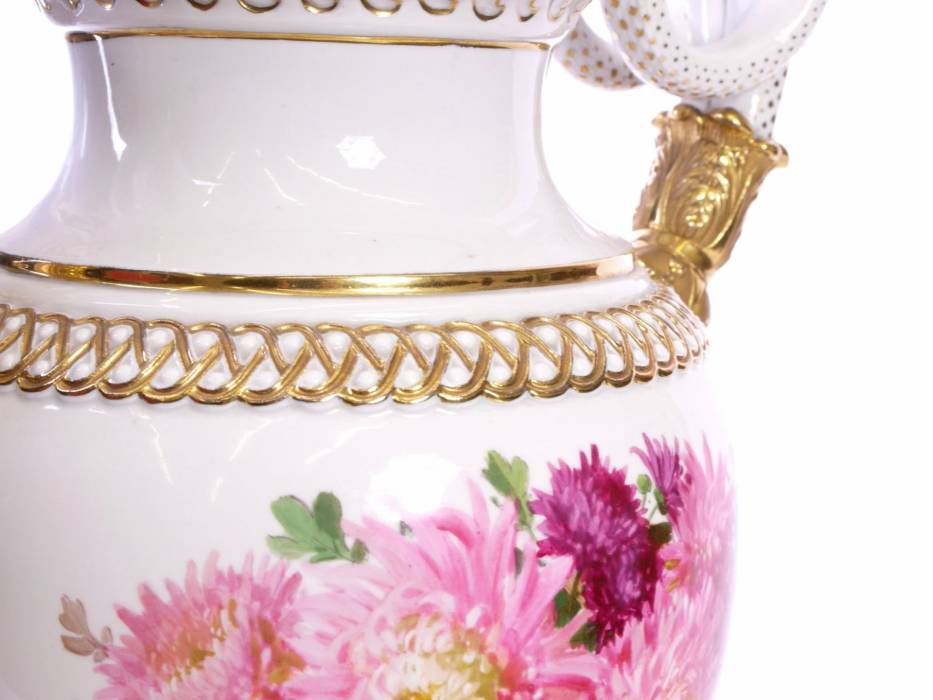 Grand vase en porcelaine - Chrysanthèmes rouges. Meissen. 