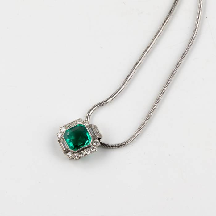 Pendant with emerald and diamonds on a white gold chain. 