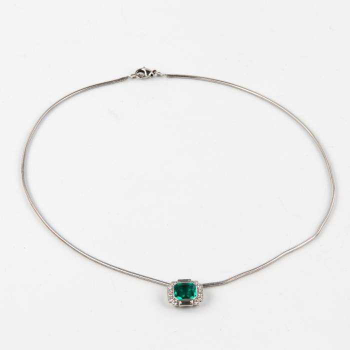 Pendant with emerald and diamonds on a white gold chain. 