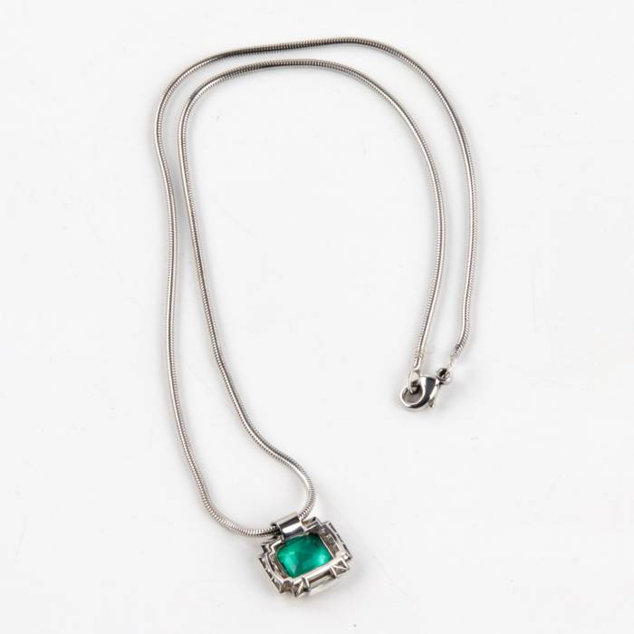 Pendant with emerald and diamonds on a white gold chain. 