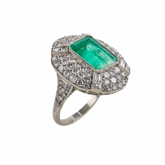 Bague cocktail Art Deco avec emeraude et diamants. 