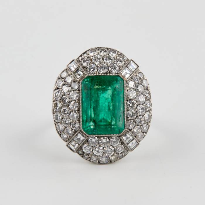 Art Deco cocktail ring with emerald and diamonds. 
