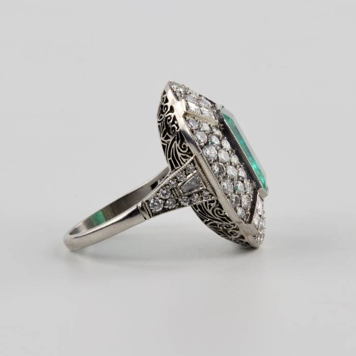Art Deco cocktail ring with emerald and diamonds. 