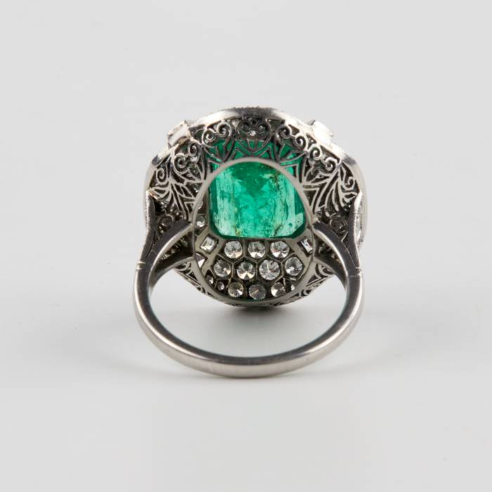 Коктейльное кольцо в стиле Арт-Деко, с изумрудом и бриллиантами.