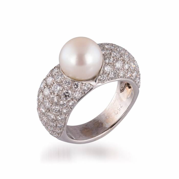 Ring in 18k gold with diamonds and pearls.CARTIER