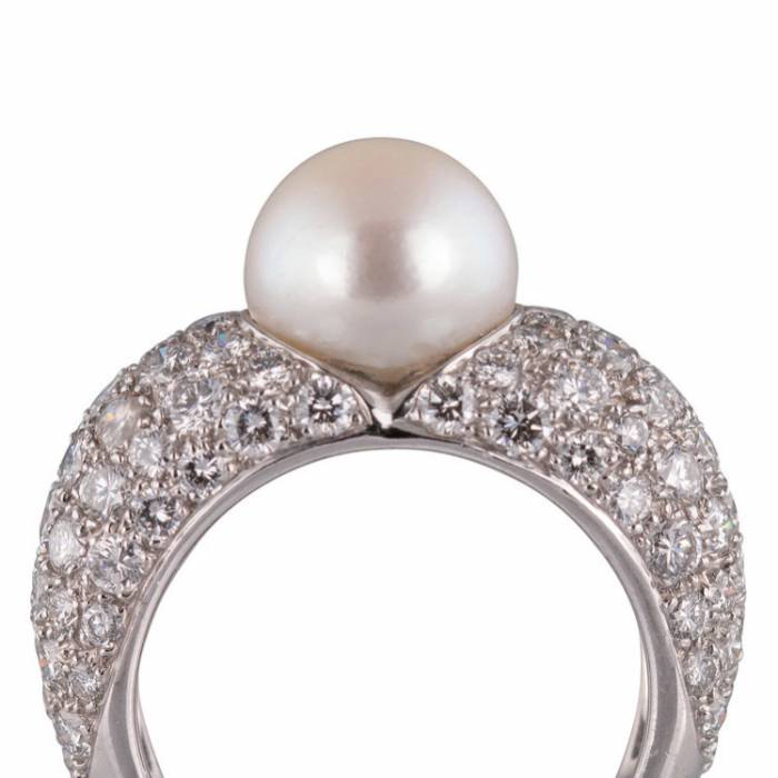 Ring in 18k gold with diamonds and pearls.CARTIER