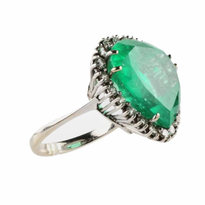 Ring with 18K emerald and diamonds. 