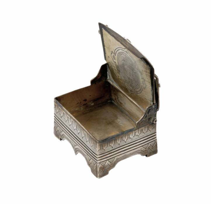 Krievijas sudraba sālstrauka tronis ar saukli. 