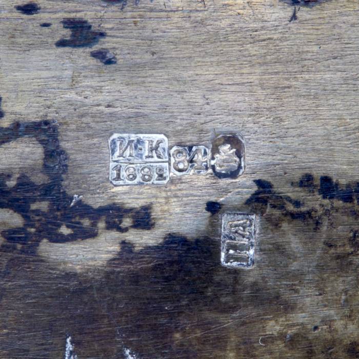 Krievijas sudraba sālstrauka tronis ar saukli. 