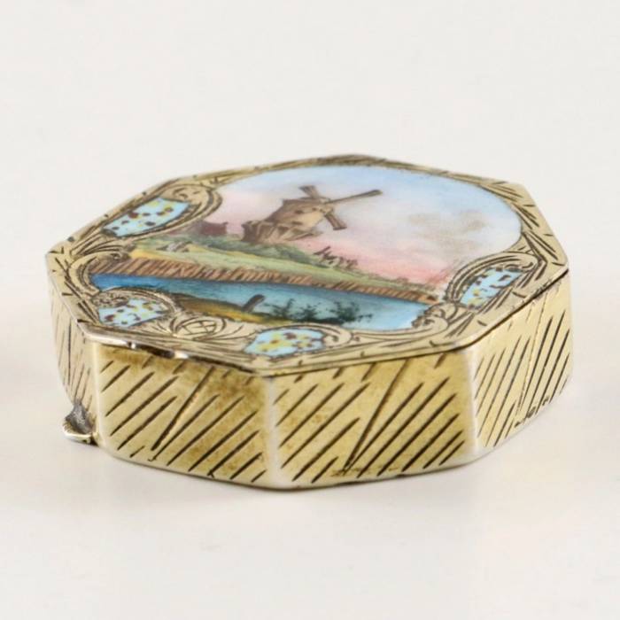 Snuff box