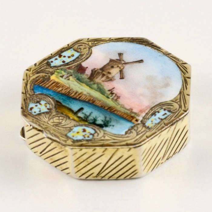 Snuff box