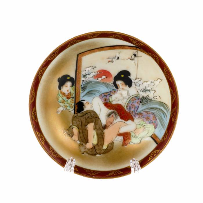 Три японских тарелочки с эротическими сюжетами.