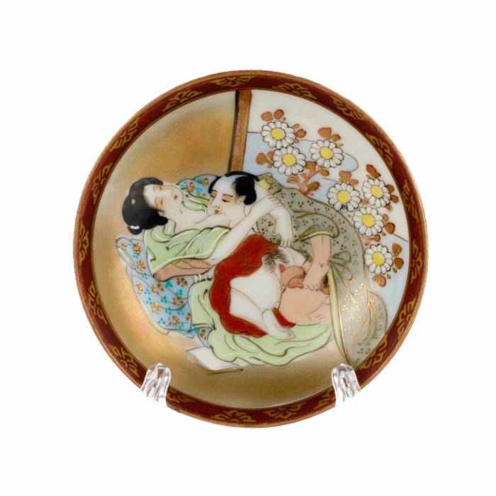 Three Japanese plates with erotic themes. 