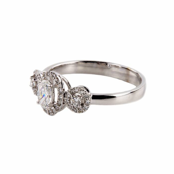 Bague en or blanc avec diamants. 